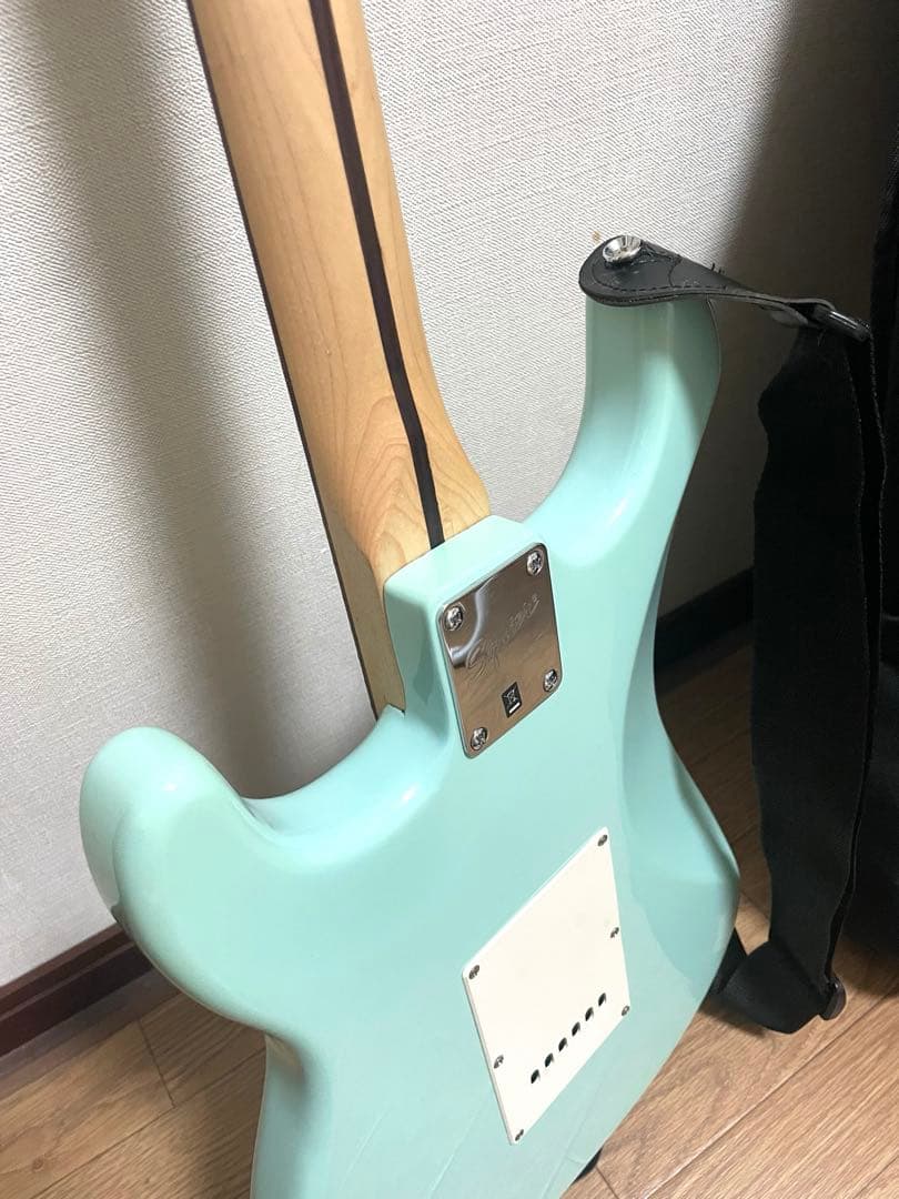 ケース付き　Squier by Fender エレキギター　ダフネブルー　水色