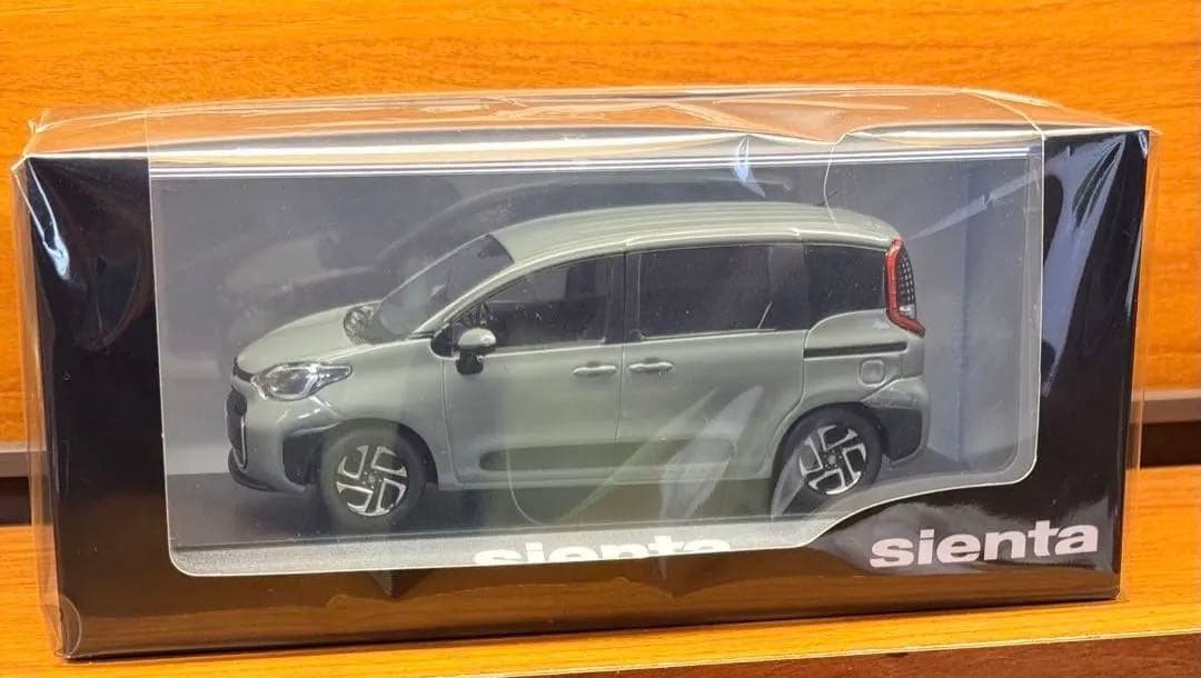 トヨタ シエンタ アーバンカーキ1/30カラーサンプルミニカー