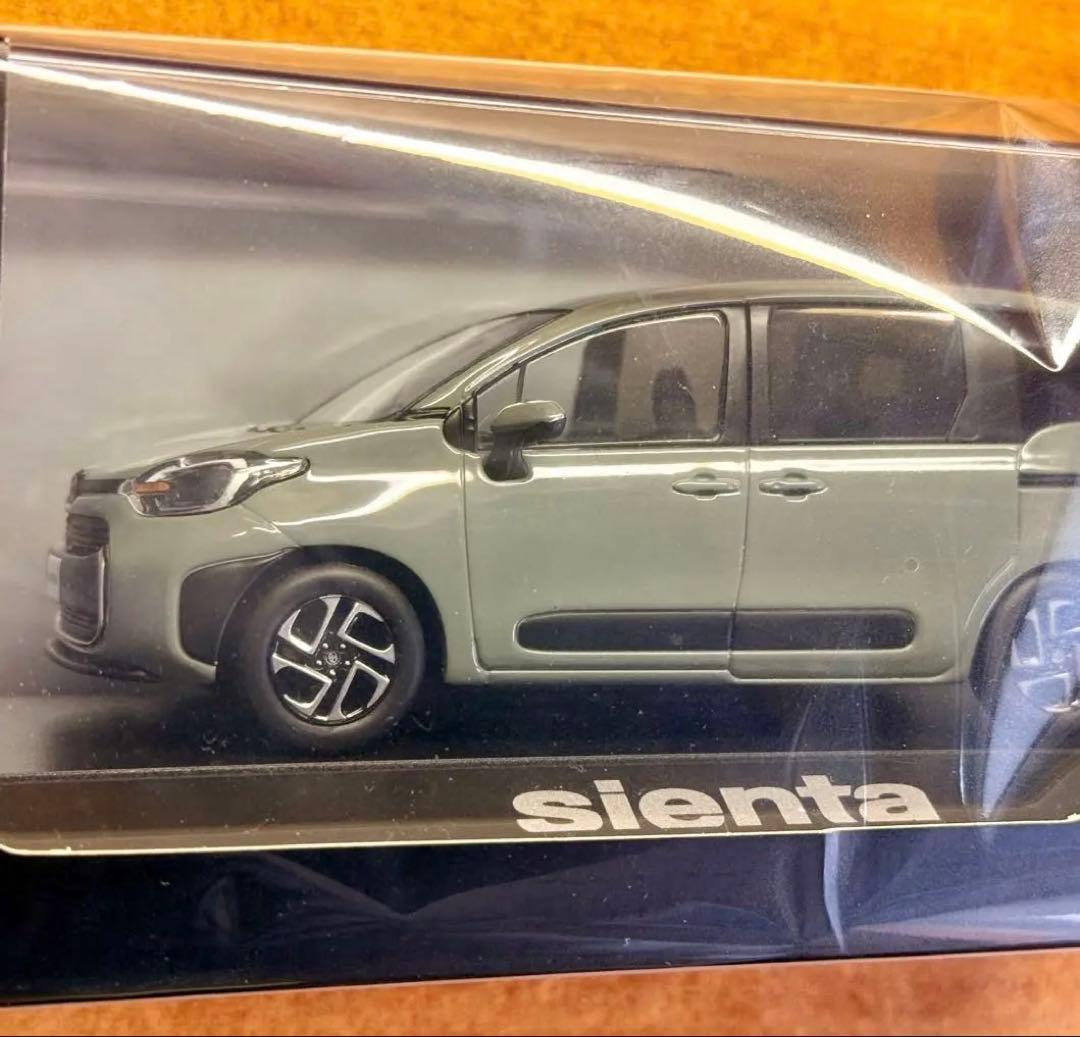 トヨタ シエンタ アーバンカーキ1/30カラーサンプルミニカー