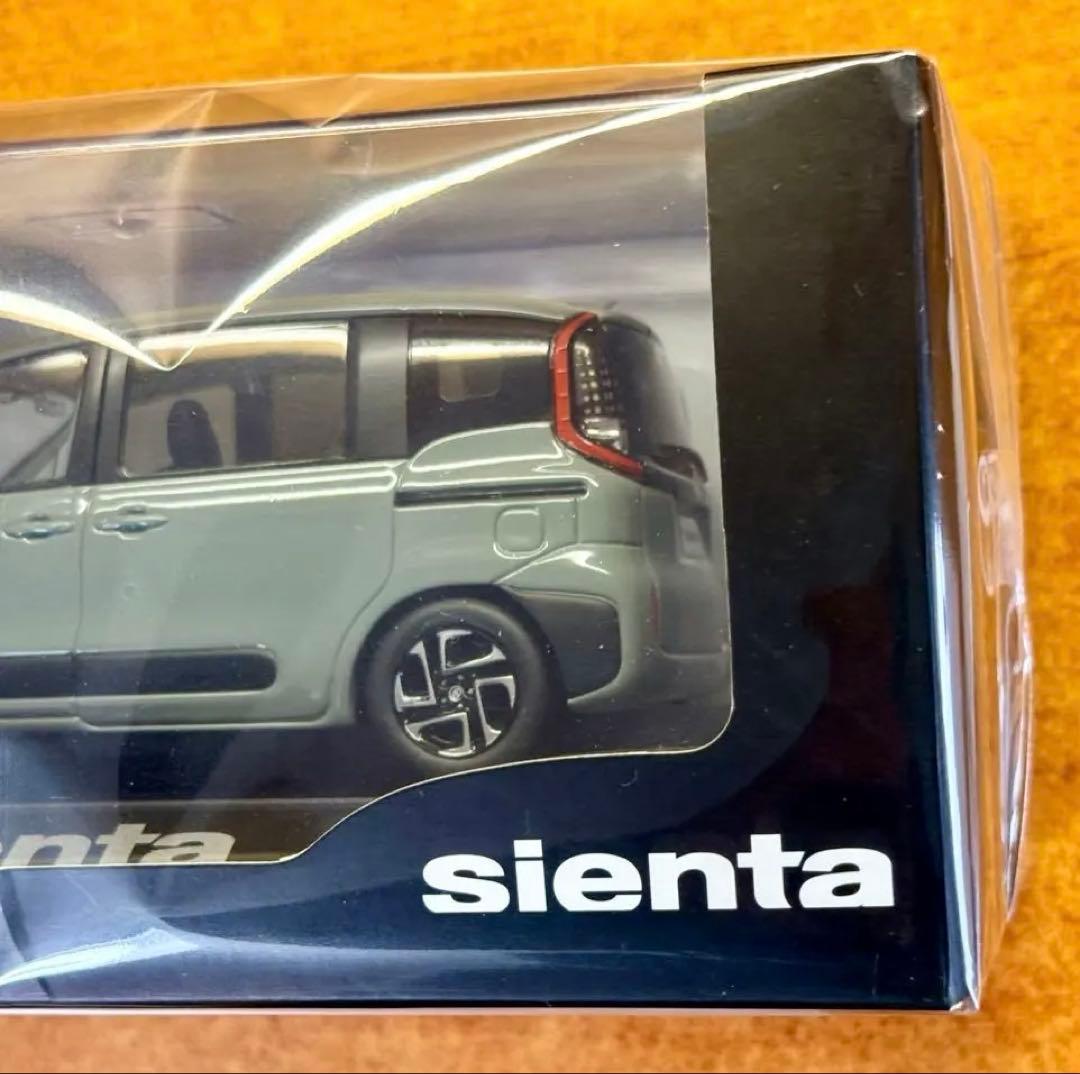 トヨタ シエンタ アーバンカーキ1/30カラーサンプルミニカー