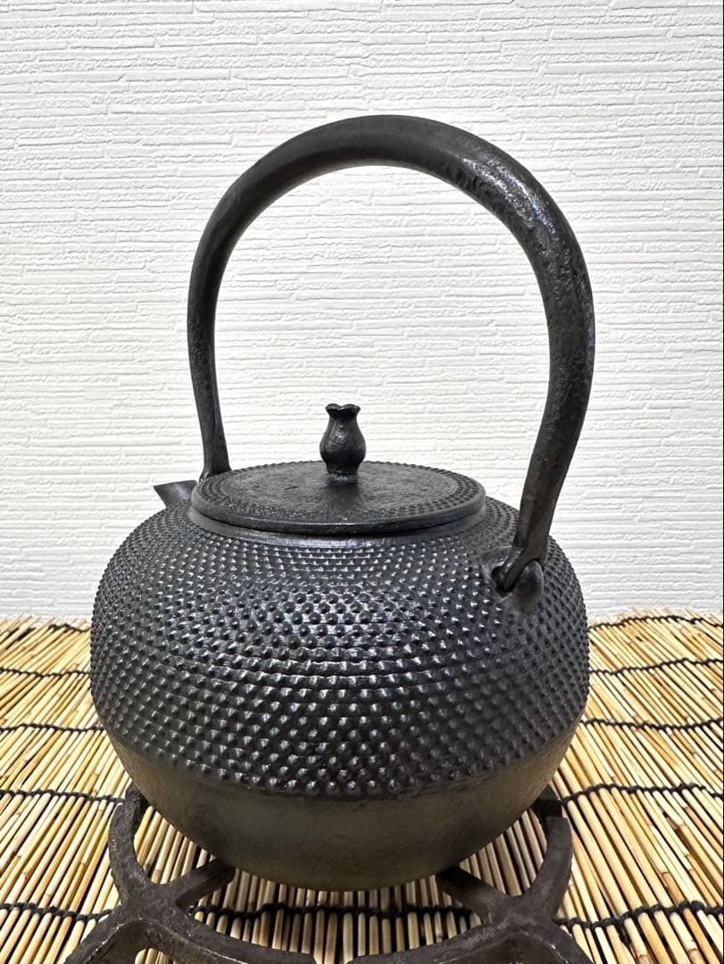 未使用品コンディション 南部秀山堂 佐藤 勝弘作 １５型 砂鉄瓶 鉄瓶　南部鉄瓶