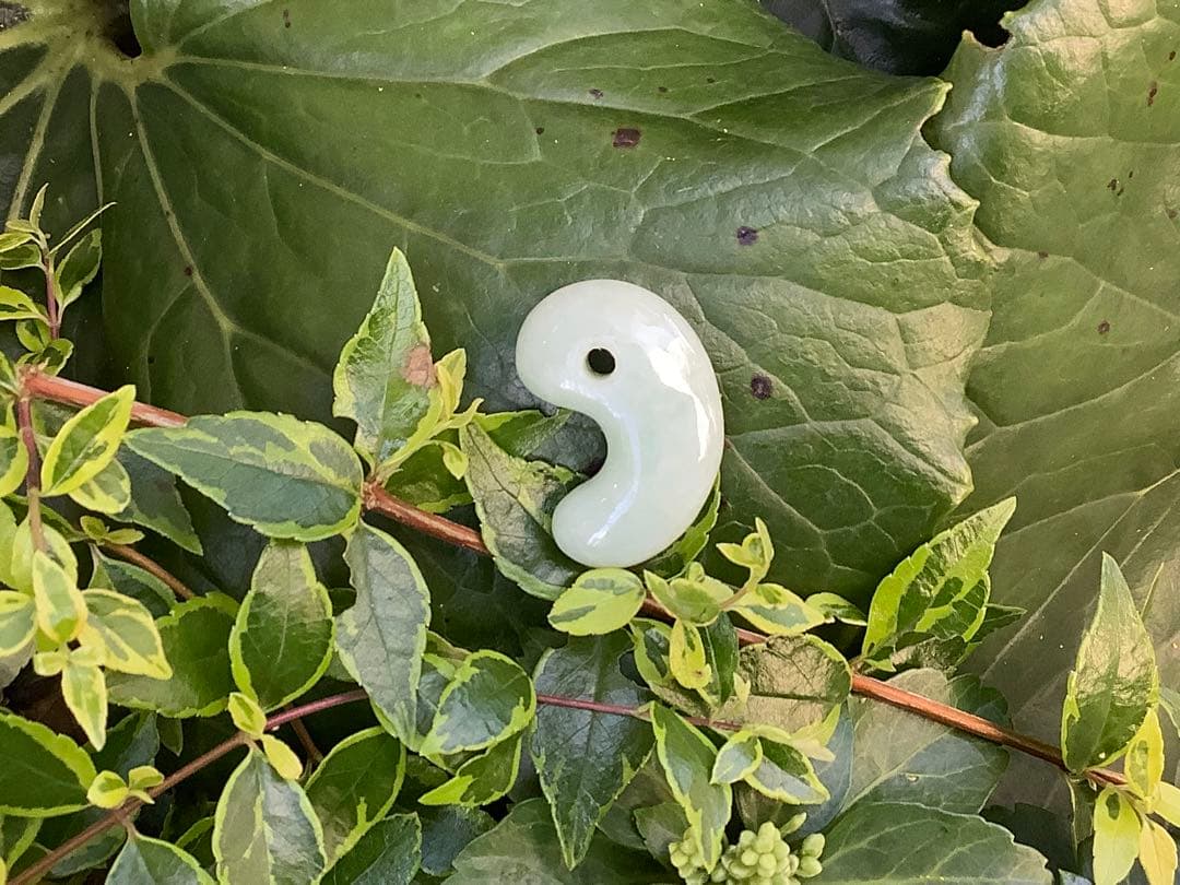 ✳古代からの開運石　糸魚川翡翠ジェダイト勾玉　幸運の守護石です　機械鑑定鑑別書付