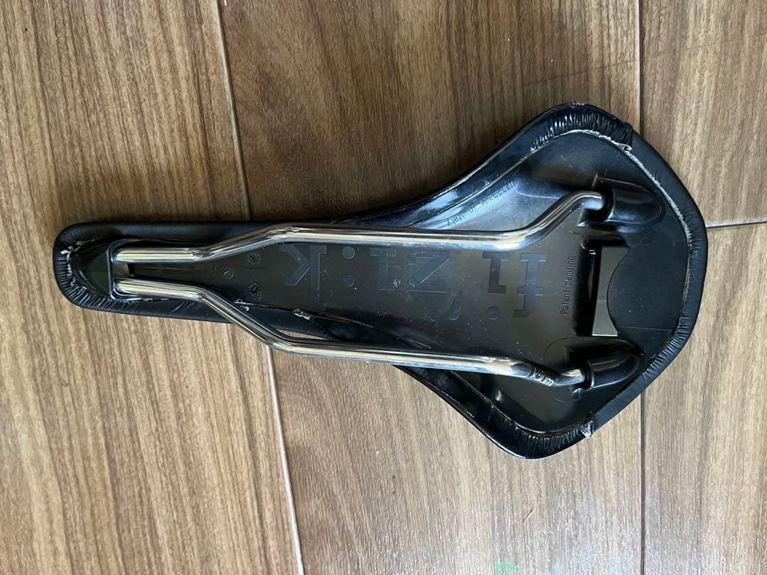 Fizik Antares VS サドル ブラック