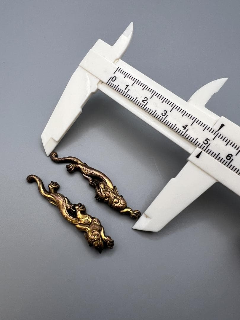 【海】江戸明治金工　双龍図　手彫　目貫一体　銅製　骨董品　専用箱付