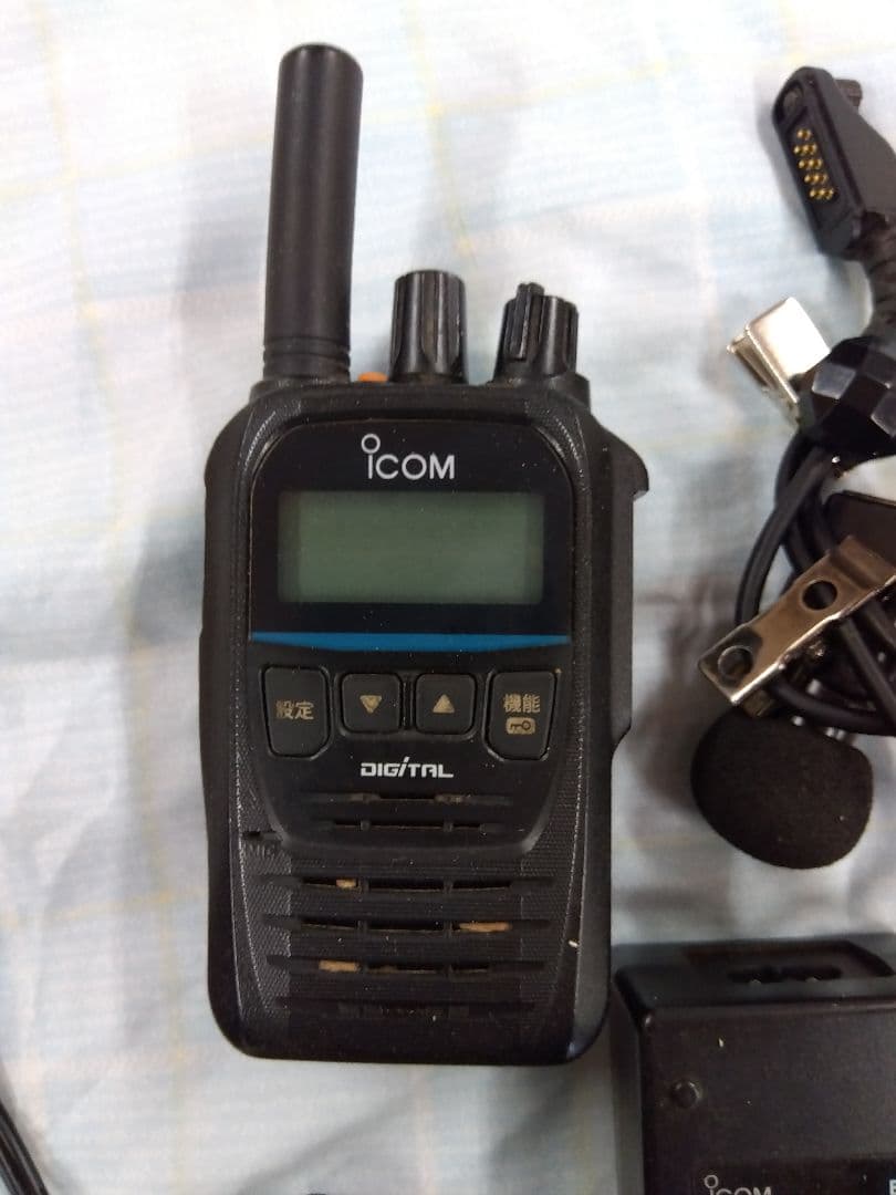 バッテリーは、付属しません。ICOM デジタルトランシーバーセット