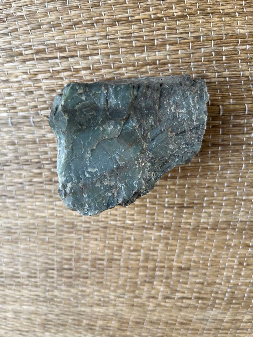 グレーの滑らかな鉱石 不規則な形状