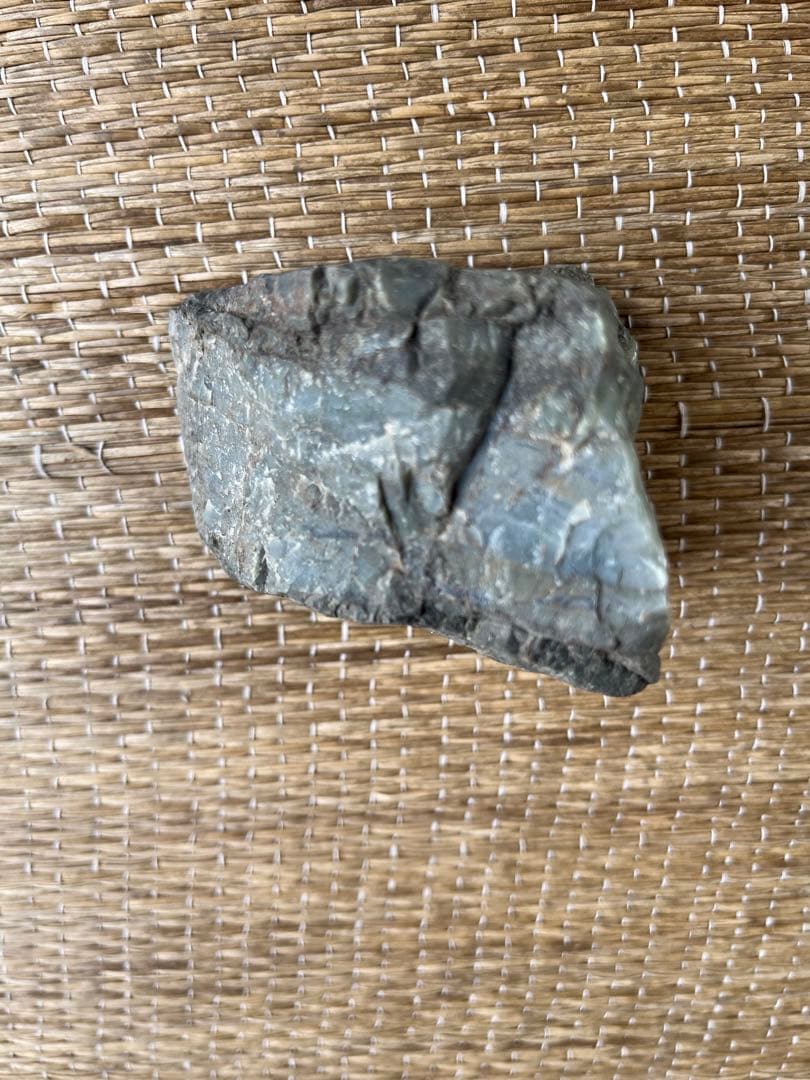 グレーの滑らかな鉱石 不規則な形状