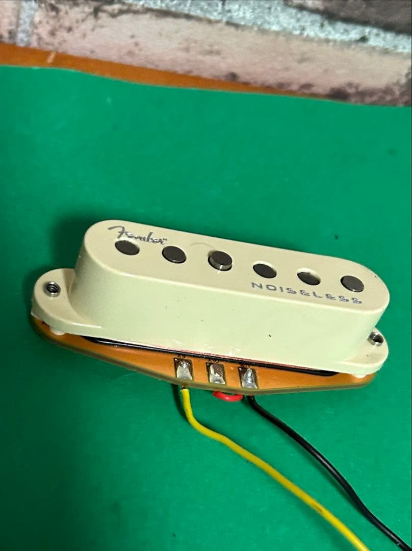 カスタムに。Fender Noiselessセンターピックアップ