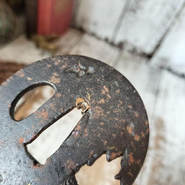 楕円 鉄地 金象嵌 百足図 鍔 変り笄穴 刀鍔 無銘 刀装具 太刀金具 日本刀