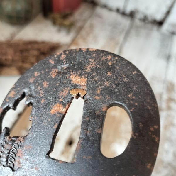 楕円 鉄地 金象嵌 百足図 鍔 変り笄穴 刀鍔 無銘 刀装具 太刀金具 日本刀