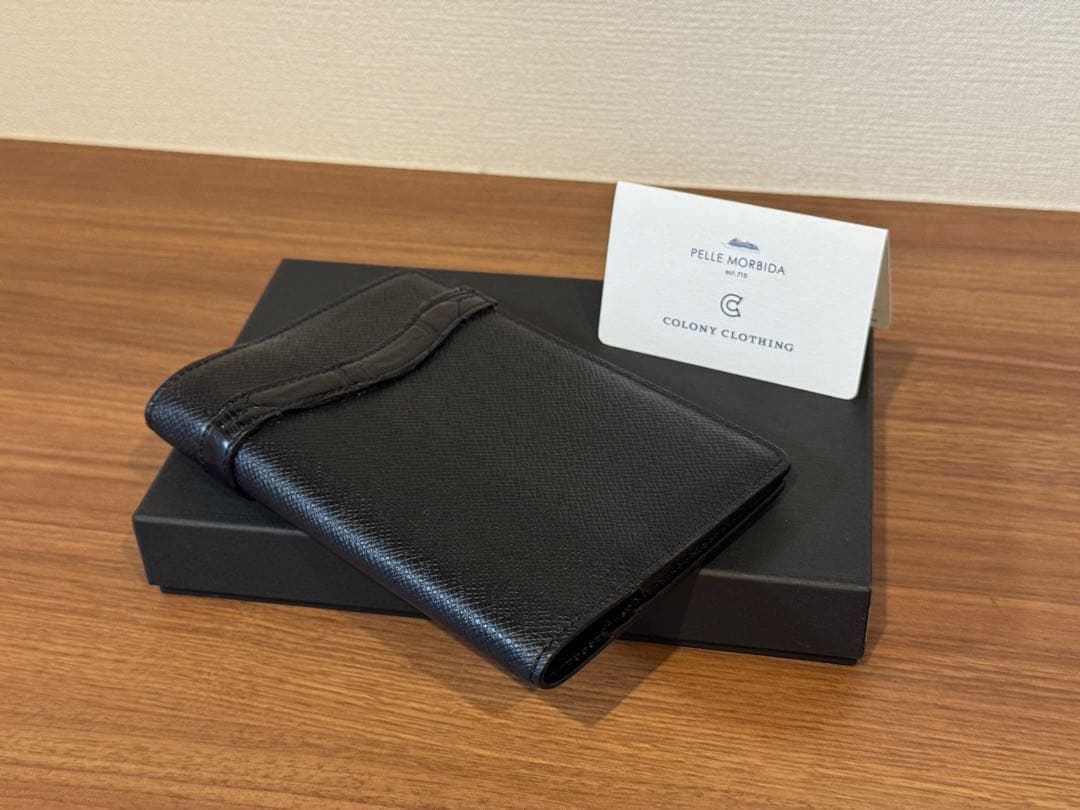 Pelle Morbida ブラックパスポートケース