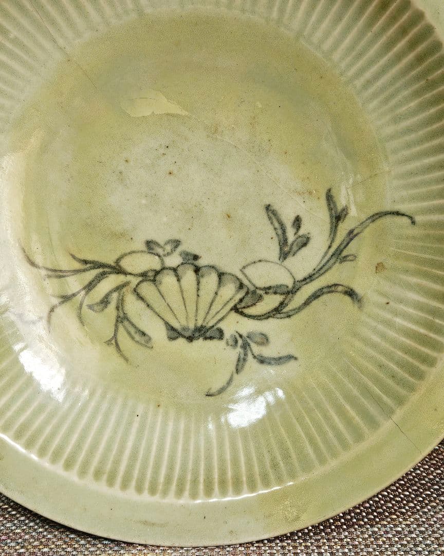 【本物保証❗】名品❗江戸時代初期　 初期伊万里青磁　鎬造　29.8cm三脚大兜鉢