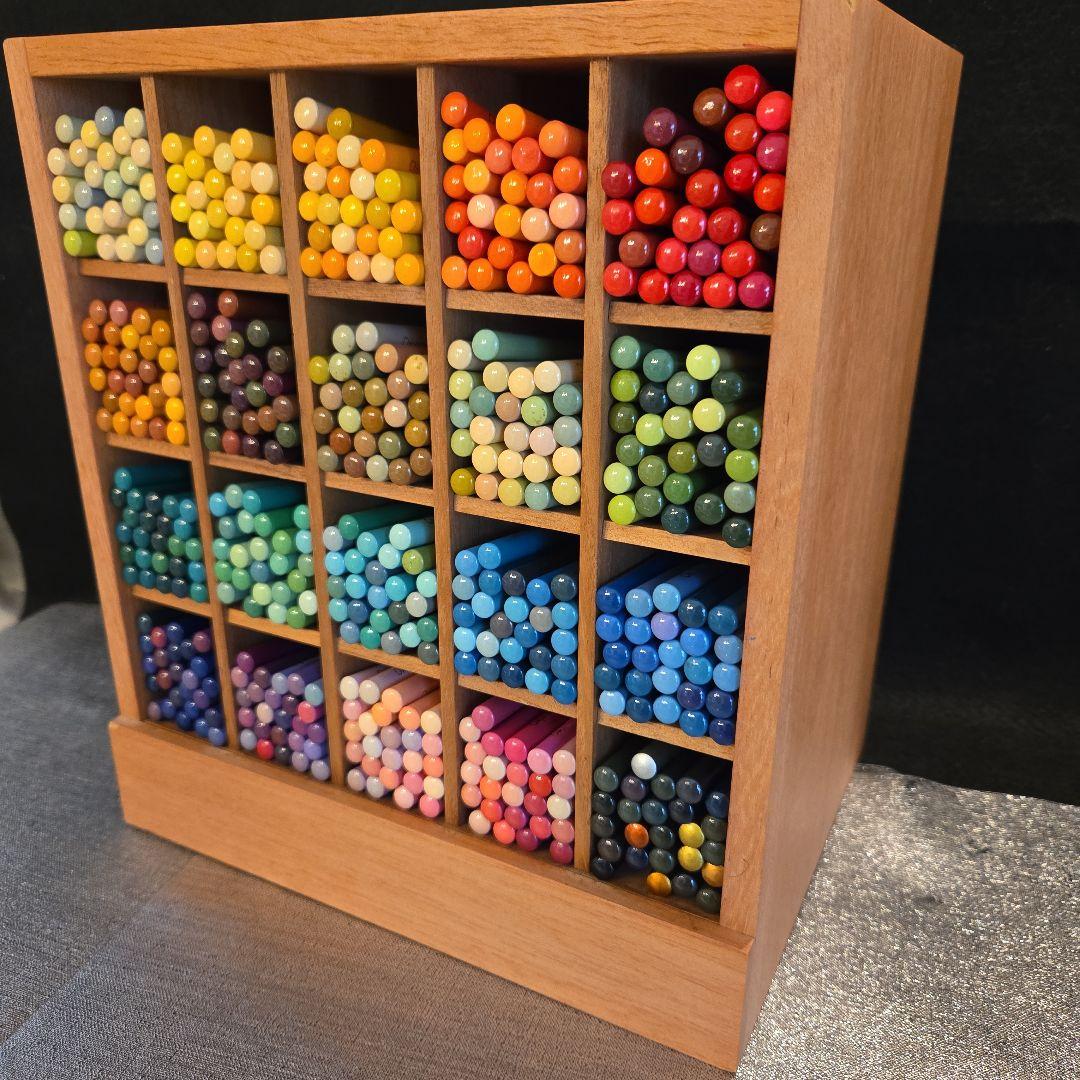 色鉛筆セット（500色）木製収納ラックに入れて
