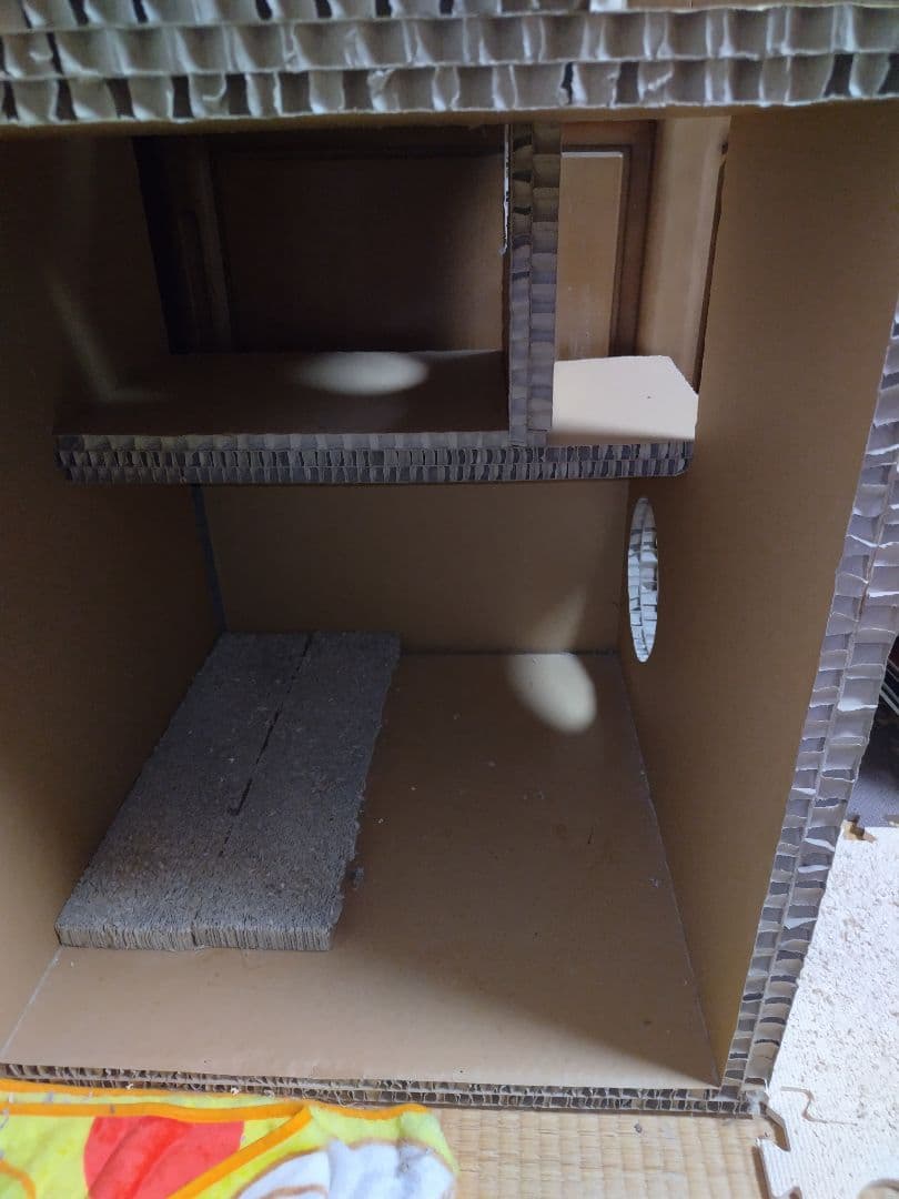 段ボール製キャットタワー 　ニャンぐるタワー