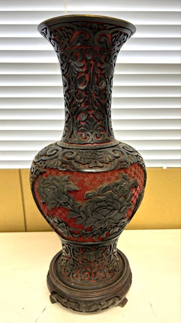 P209 中国古美術 古玩 花瓶 黒堆朱 木製円台付 堆朱　希少　美術品　工芸品