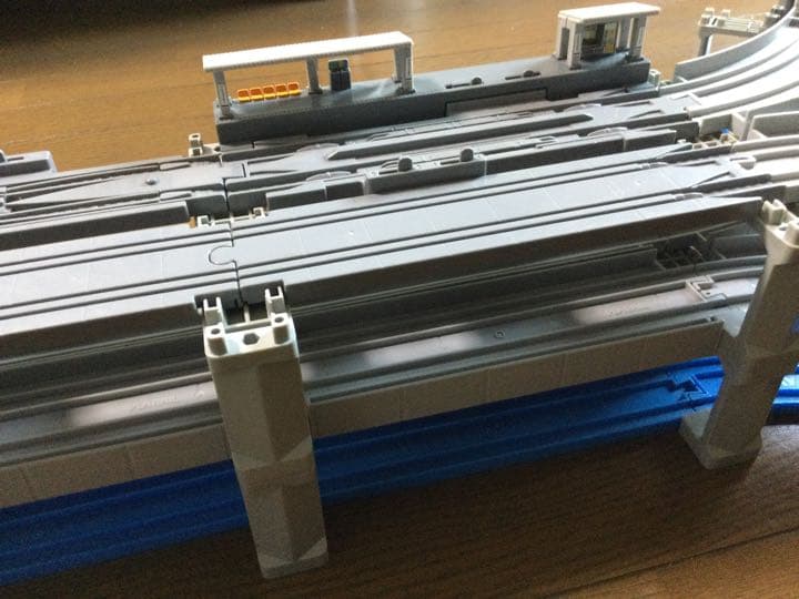 プラレール線路　アドバンス複線高架レイアウト　グレー色複線ブロック橋脚