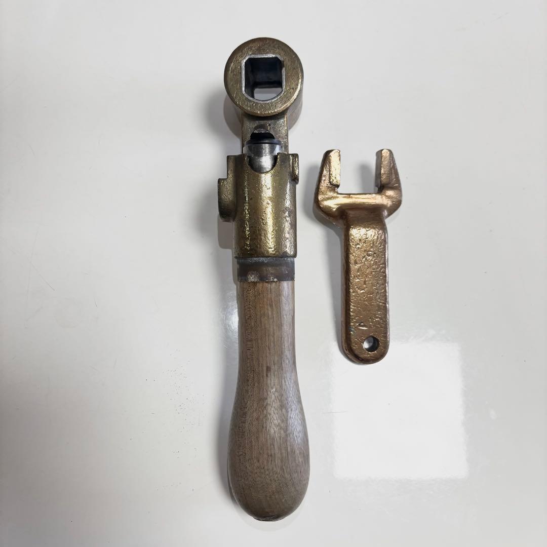 電車 ブレーキハンドルと工具