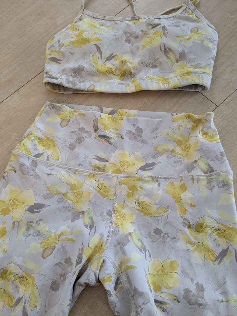 スカーラSUKALA 花柄ヨガウェアセット（ブラトップ・レギンス）