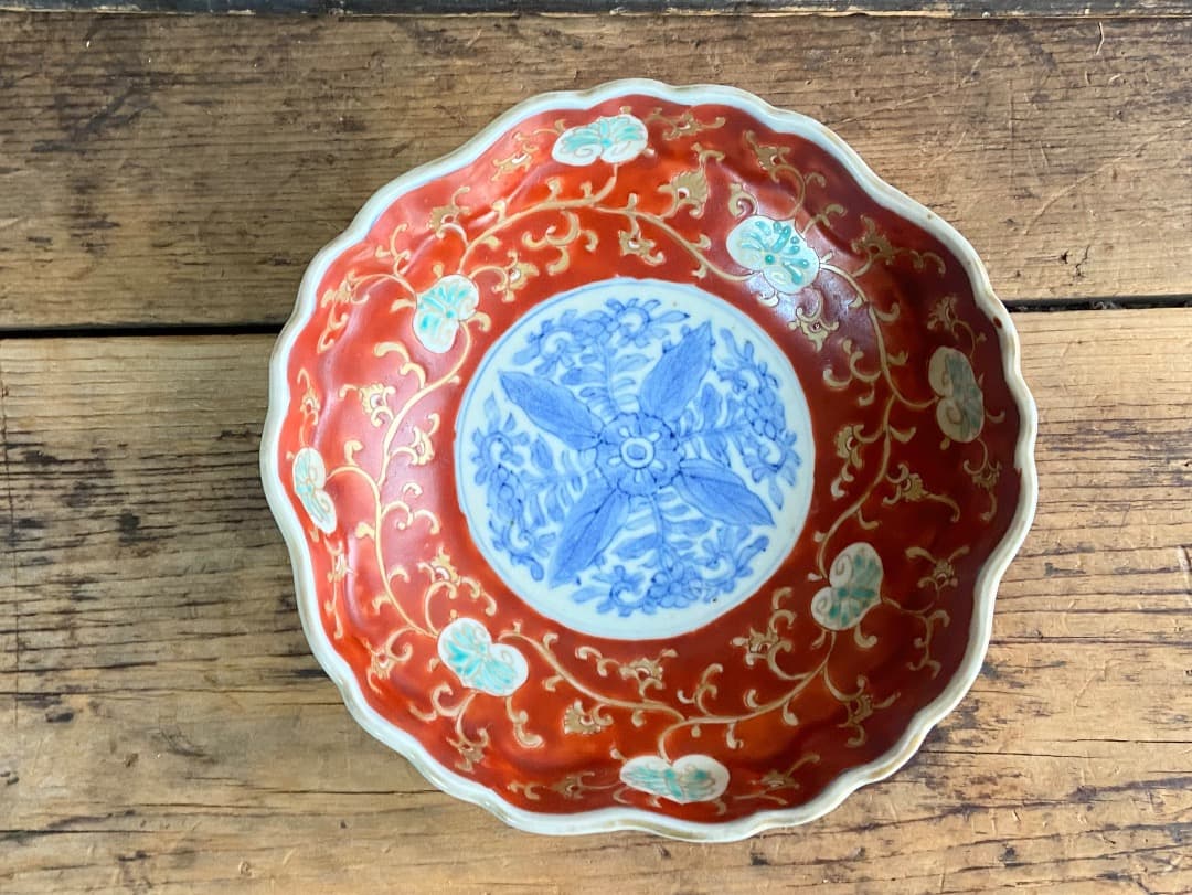 みぃちゃん様リクエスト 古伊万里 赤絵金彩オランダ唐草クルス文輪花皿 3客/染錦