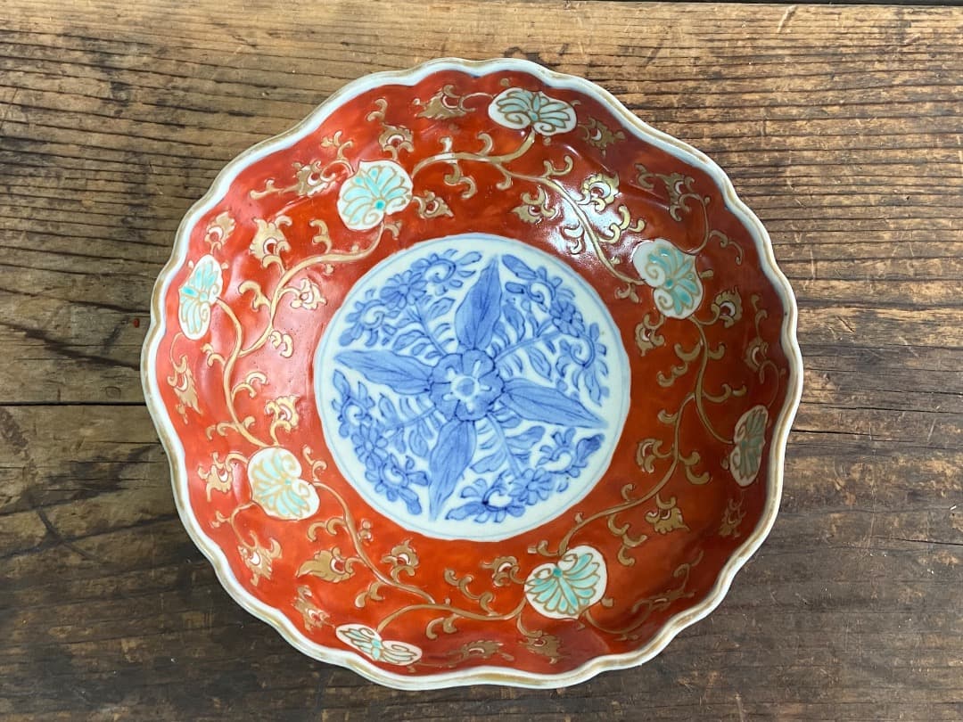 みぃちゃん様リクエスト 古伊万里 赤絵金彩オランダ唐草クルス文輪花皿 3客/染錦