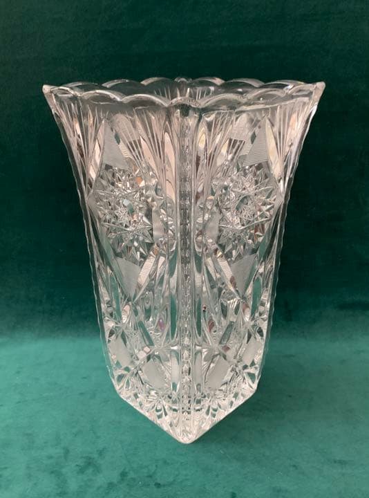 ボヘミアン カットグラスの花瓶、ガラス工芸品