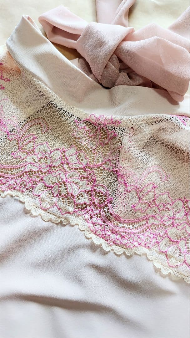 Ｓ～Ｍ／アースカラーのベージュピンクが可愛いタートルネックリボン娘役レオタード