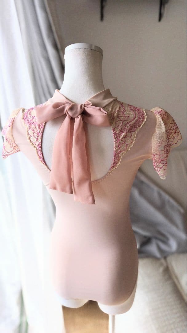 Ｓ～Ｍ／アースカラーのベージュピンクが可愛いタートルネックリボン娘役レオタード