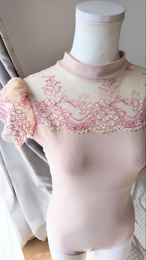 Ｓ～Ｍ／アースカラーのベージュピンクが可愛いタートルネックリボン娘役レオタード