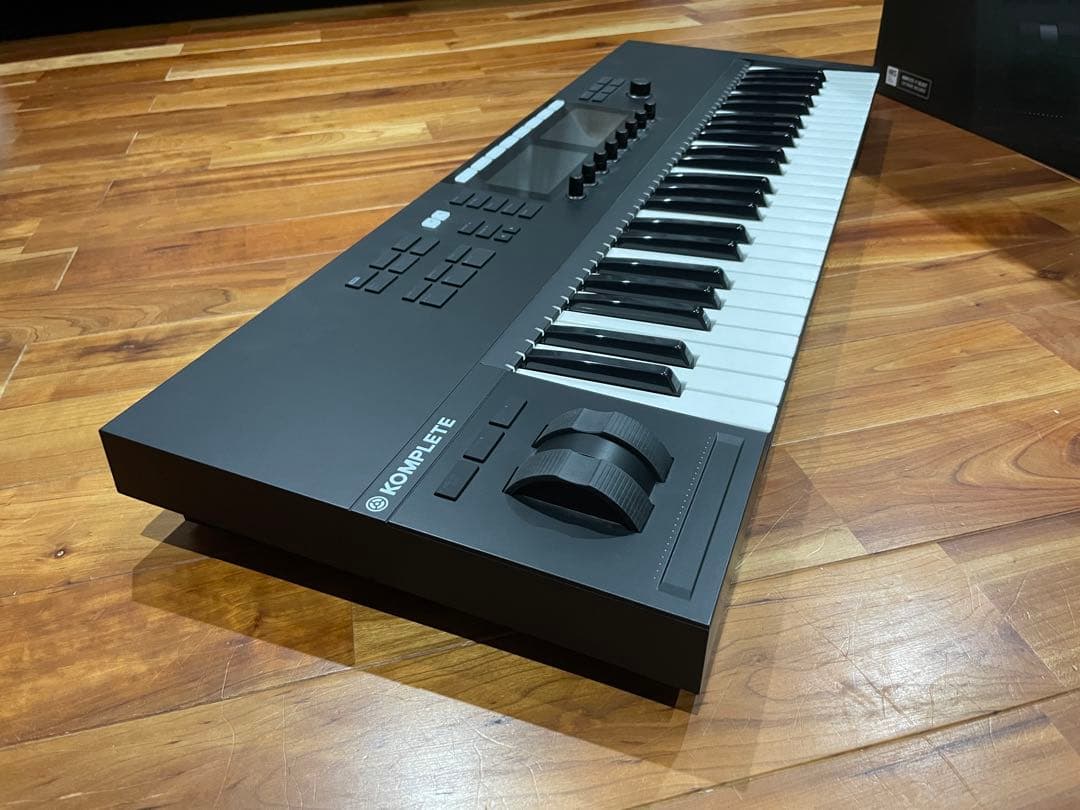 ①KOMPLETE KONTROL S49 MK2 ライセンス有
