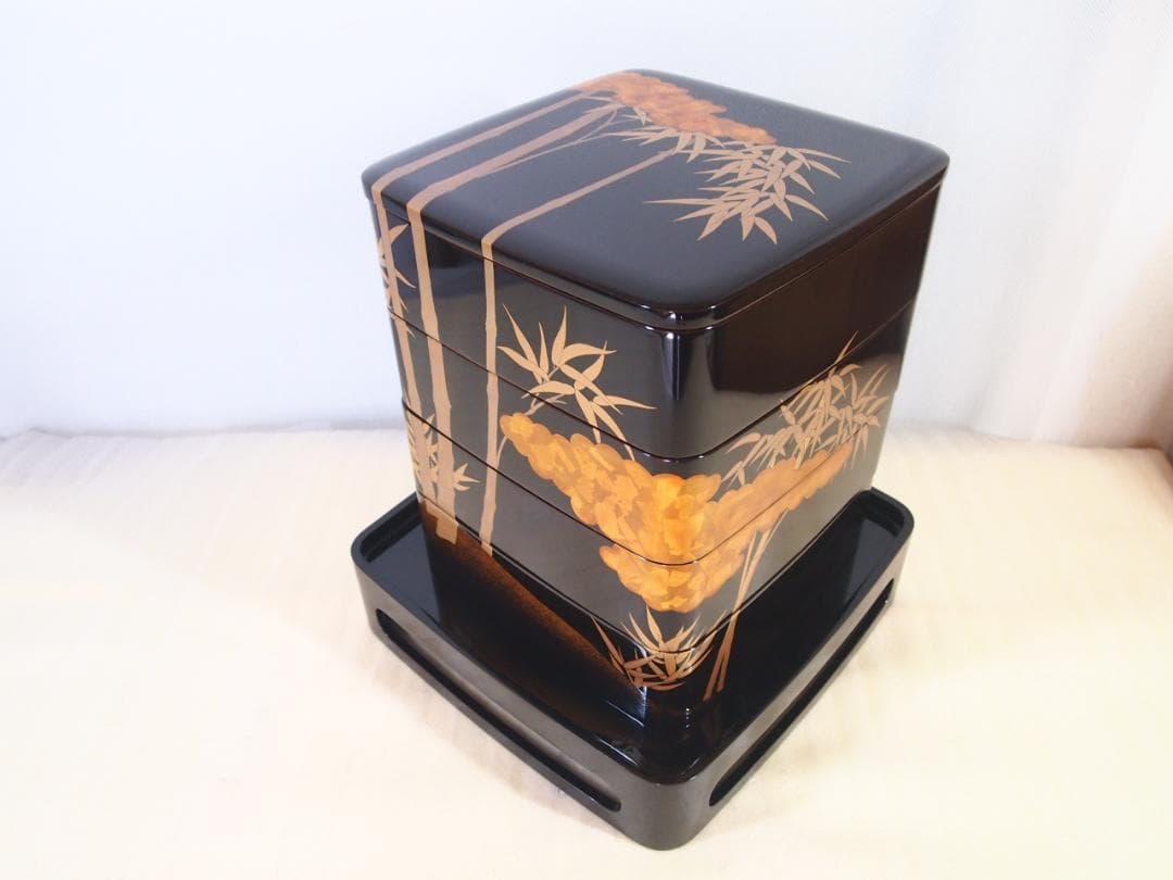 【極美品】輪島塗 わじま慶塚 竹に雲蒔絵 四段重箱 台付き 弁当箱/お重 漆器