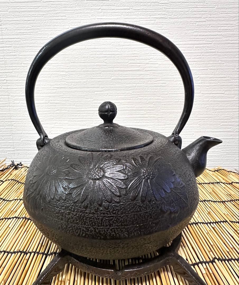 新品、未使用、供箱等付属品付　南部盛栄堂造　柚子菊　南部鉄瓶 南部鉄器　鉄瓶