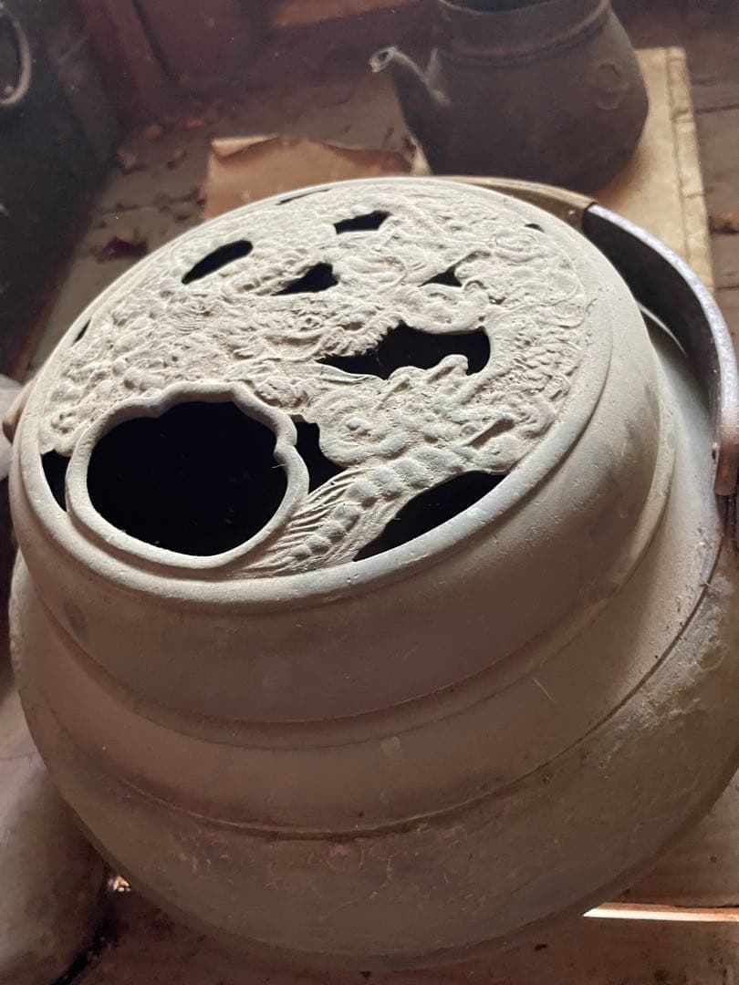 龍彫刻の鉄製容器 骨董品