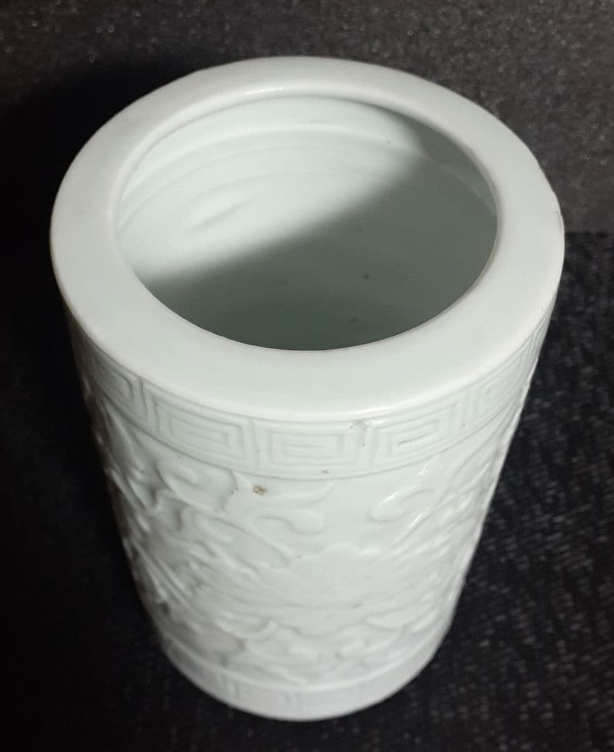 李氏朝鮮時代　韓国古美術　李朝古陶磁器　李朝白磁　陽刻浮彫　牡丹に唐草文様　筆筒