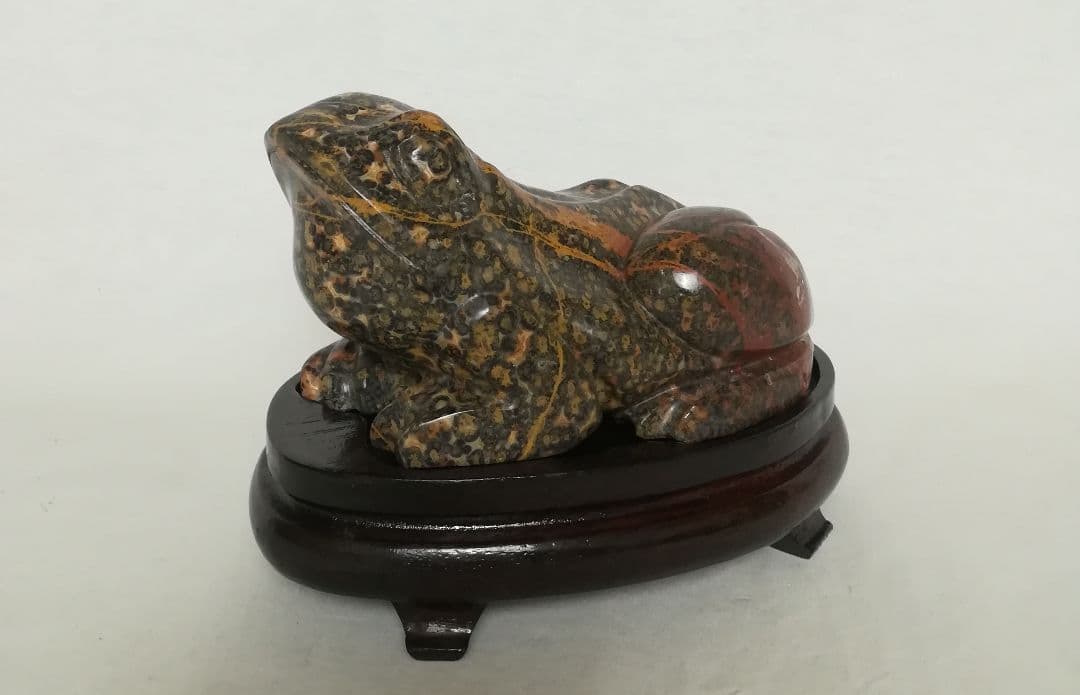天然石　置物　カエル　蛙　台座付き