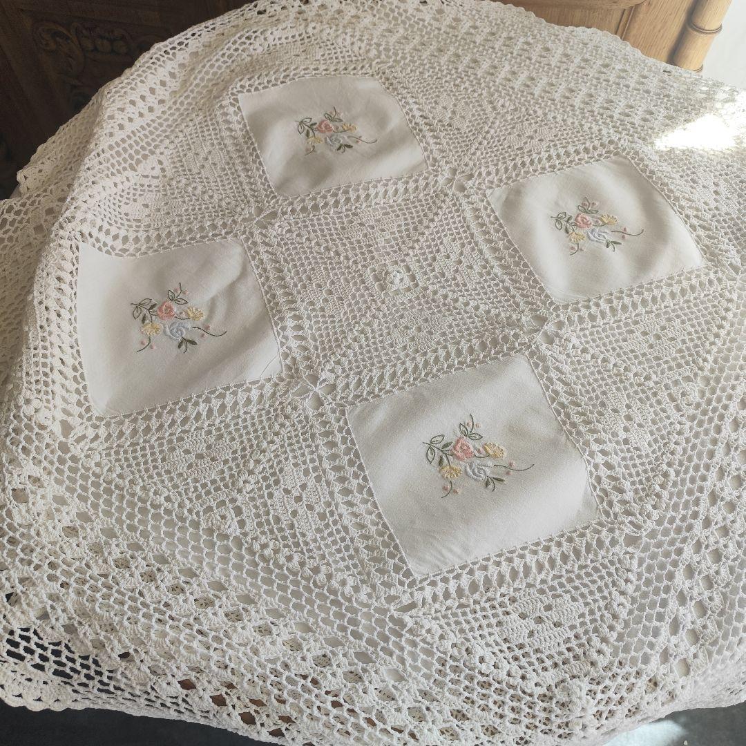 イギリスヴィンテージ　クロッシェ編みレース　色糸刺繍パネル　マルチカバー