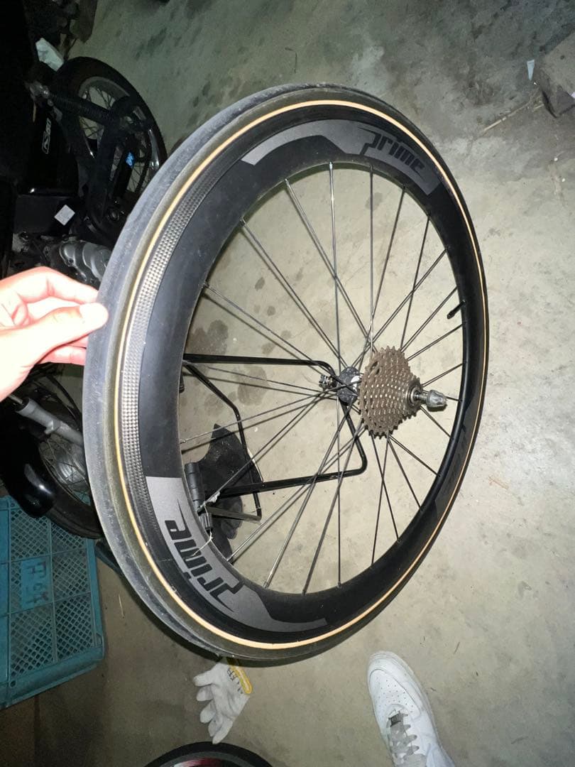 Prime チューブラータイヤ ブラック/ゴールド