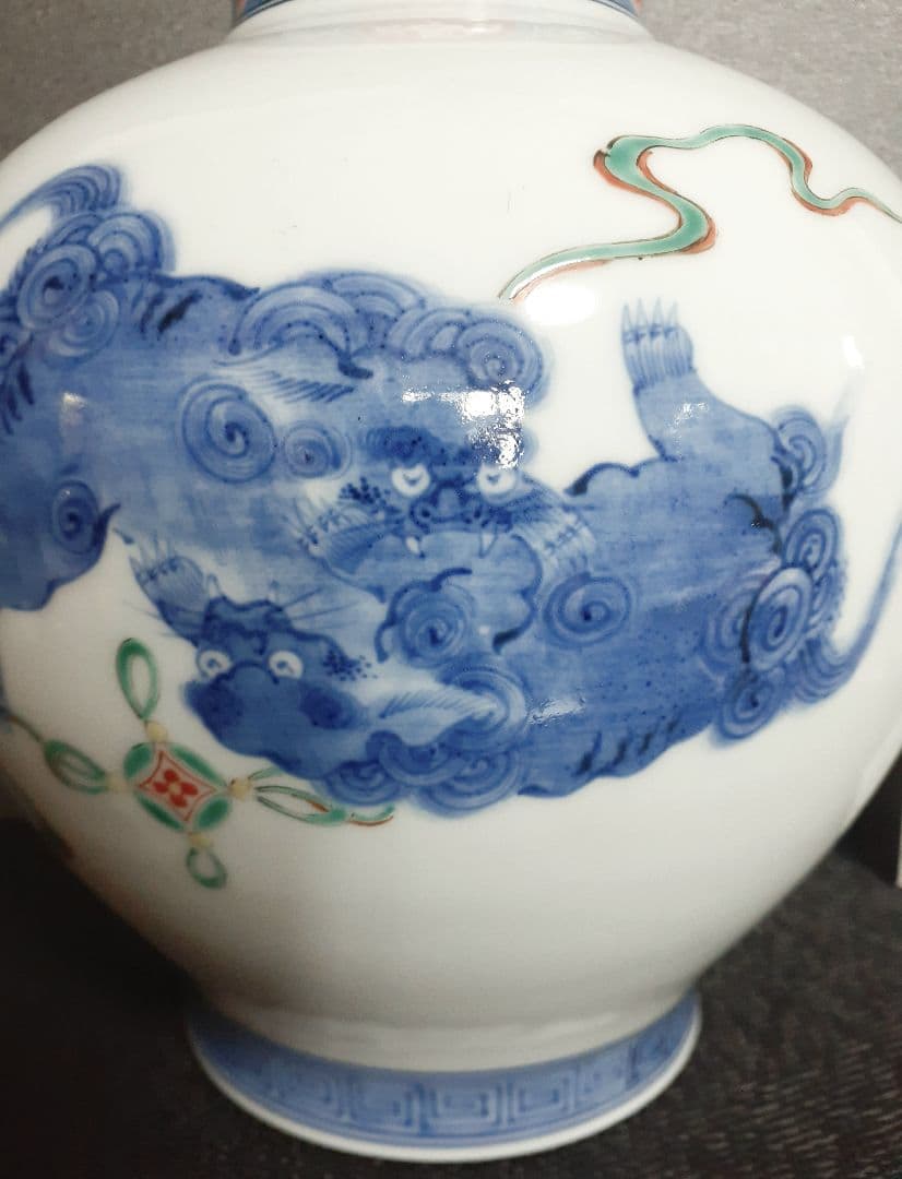 【真作保証❗️】【十二代酒井田柿右衛門】染錦　獅子に七宝文　H.22.4cm花瓶