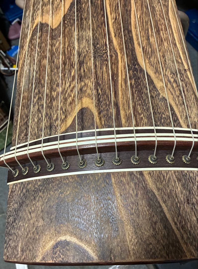 お琴です。13弦 並甲乍ら琴柱の倒れた跡も少なく音色が良い