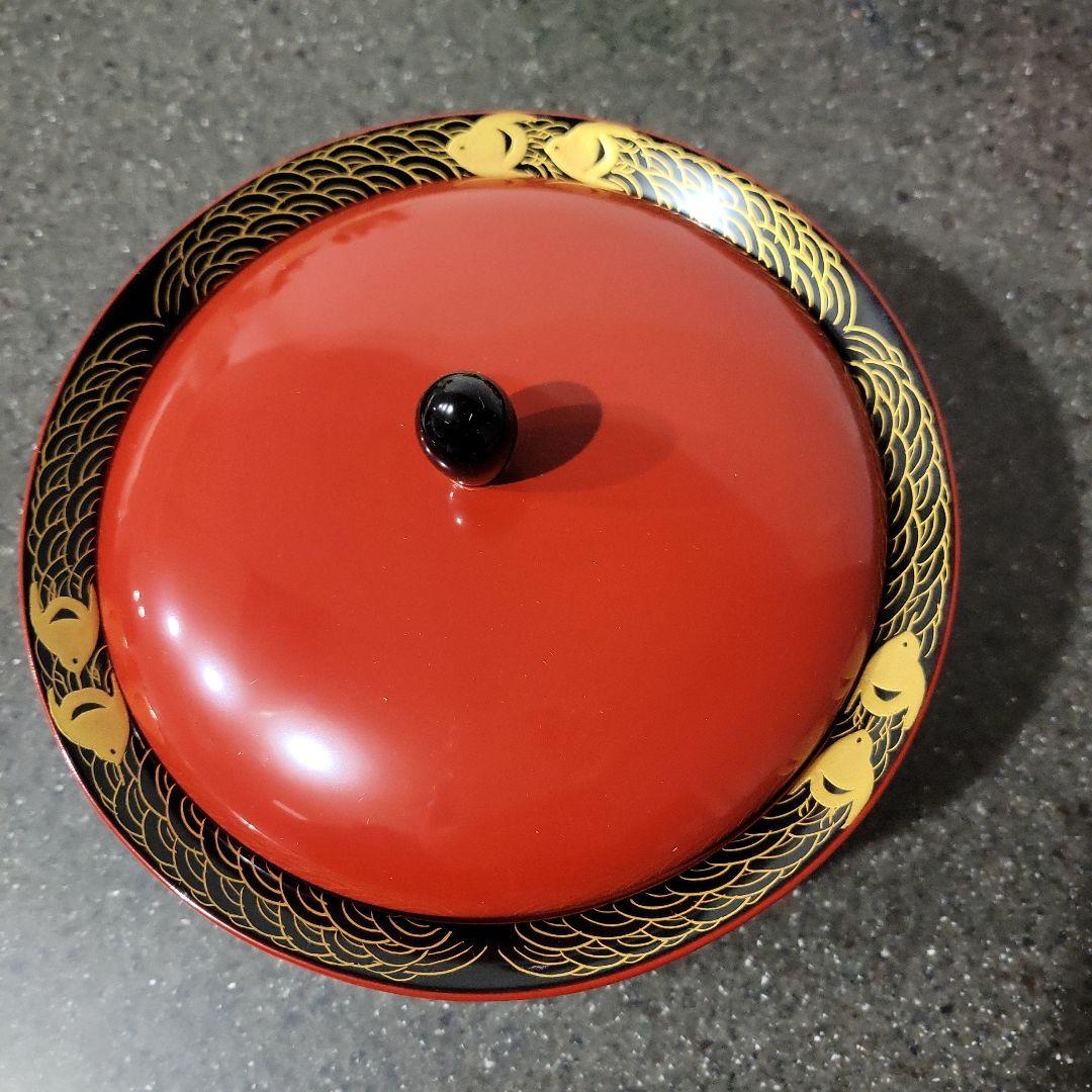 赤い蓋付き器 千鳥模様