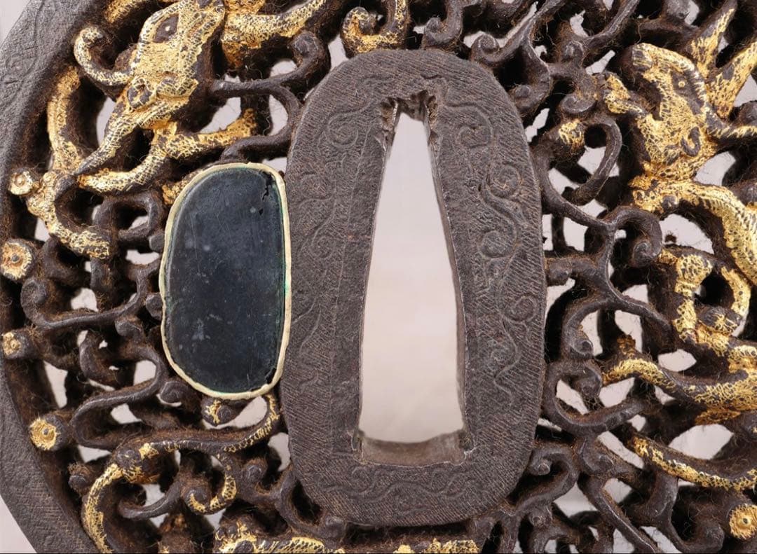 【値下げ】甲種特別貴重 鍔 無銘(南蛮) 雨龍唐草透 鉄地丸形円形地透布目象嵌