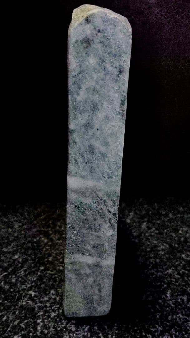 ★翡翠原石★糸魚川硬玉【姫川・転石・川ズレ・スライス0.6kg】