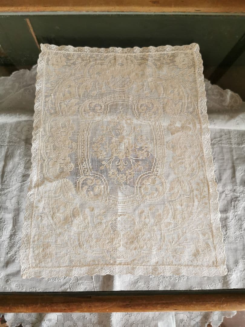 アンティーク 目の細かな◻◽フィレレース レクタングル トレイクロス ローズ紋様
