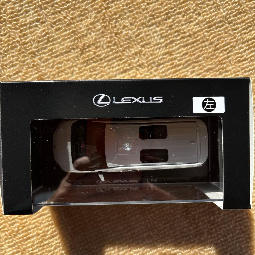 Lexus LM ホワイト 1/43スケール　ソニッククォーツ