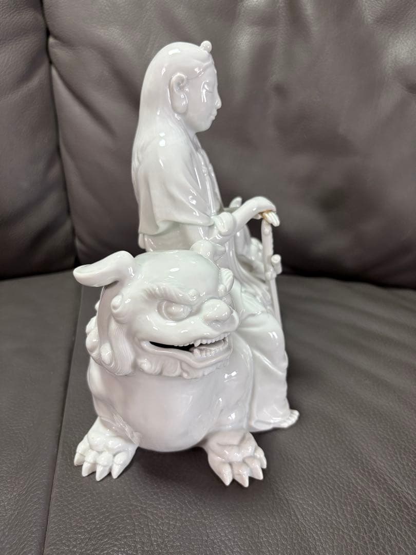 獅子　置物　獅子に乗った観音様