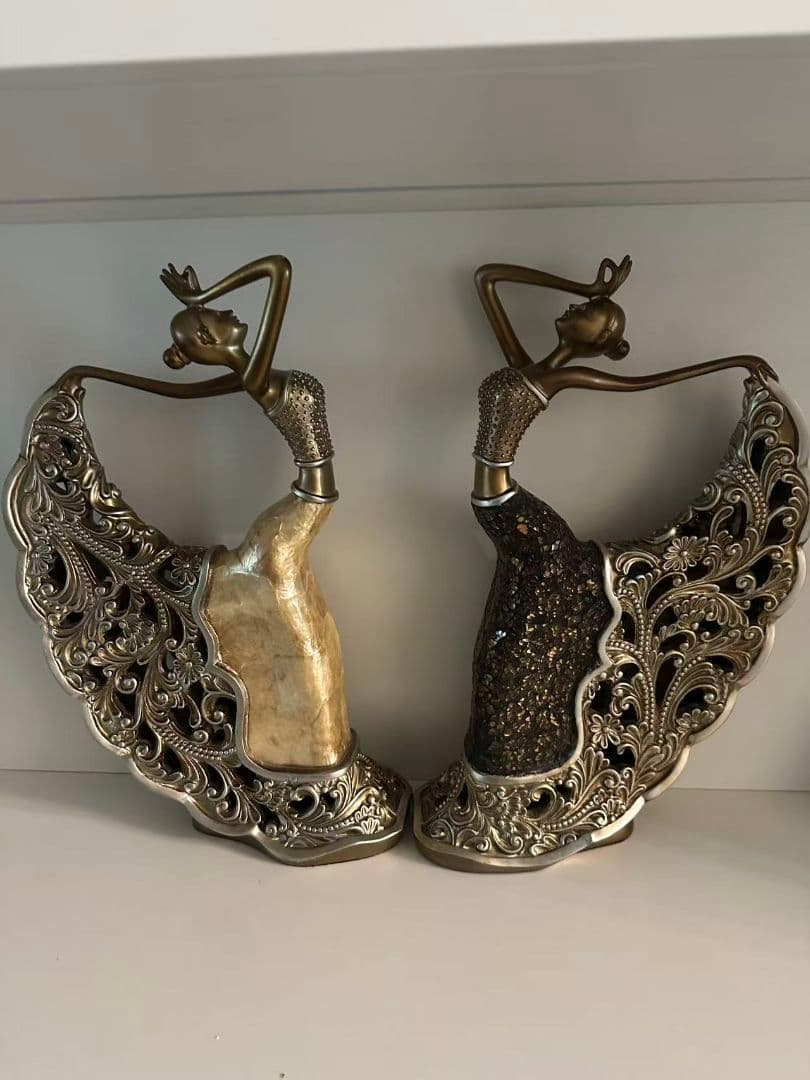 アートデコ風女性像の金属彫刻