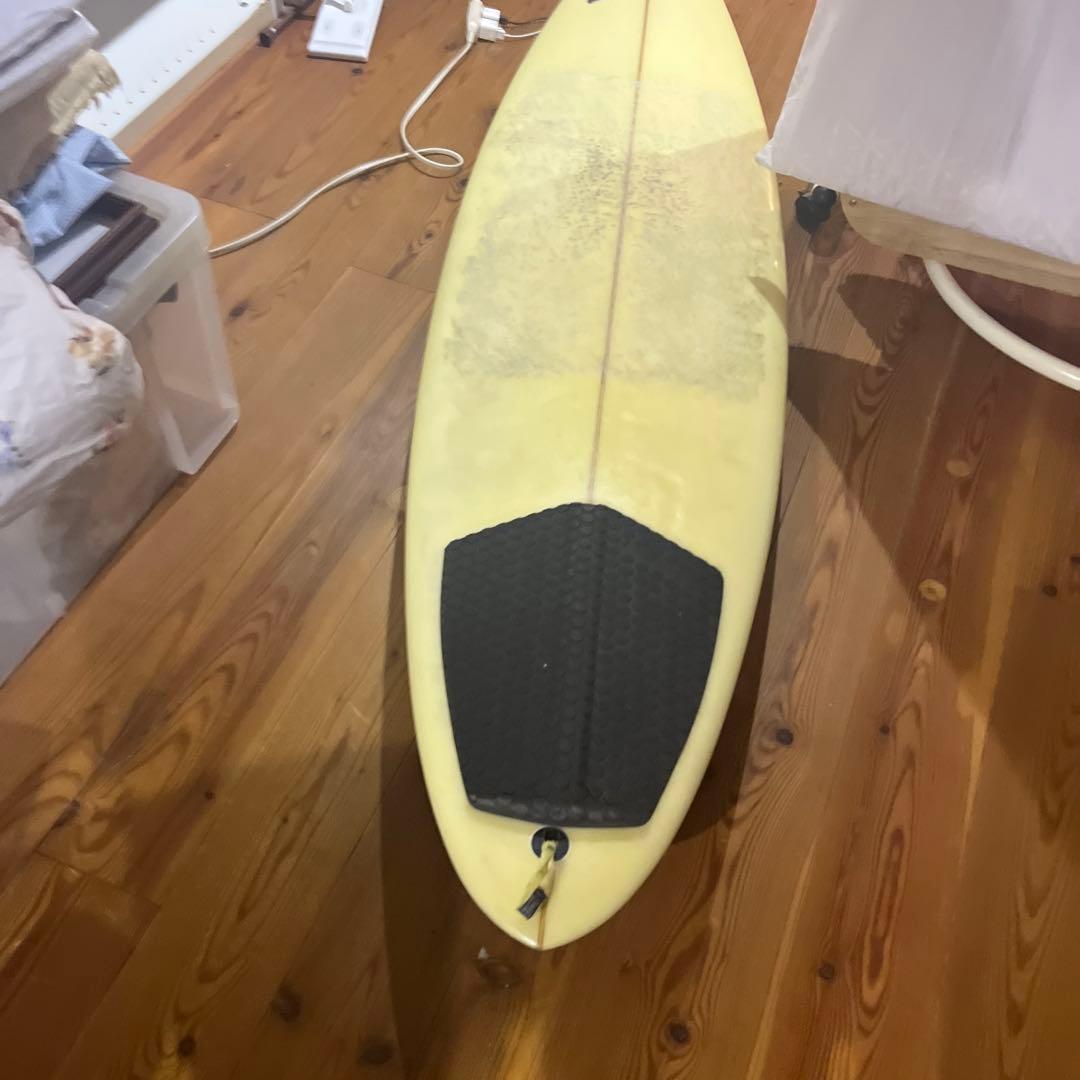 ラスティサーフボードサイズ6.8ぐらい厚み6センチ幅43ぐらいです