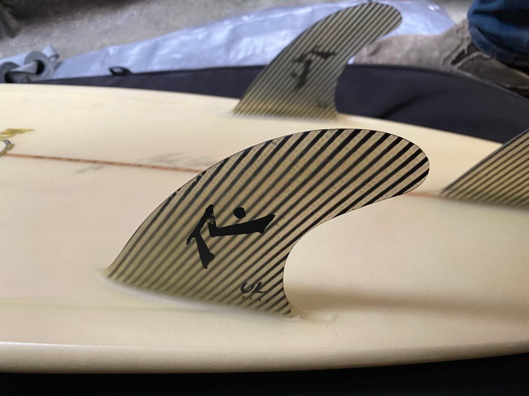 ラスティサーフボードサイズ6.8ぐらい厚み6センチ幅43ぐらいです