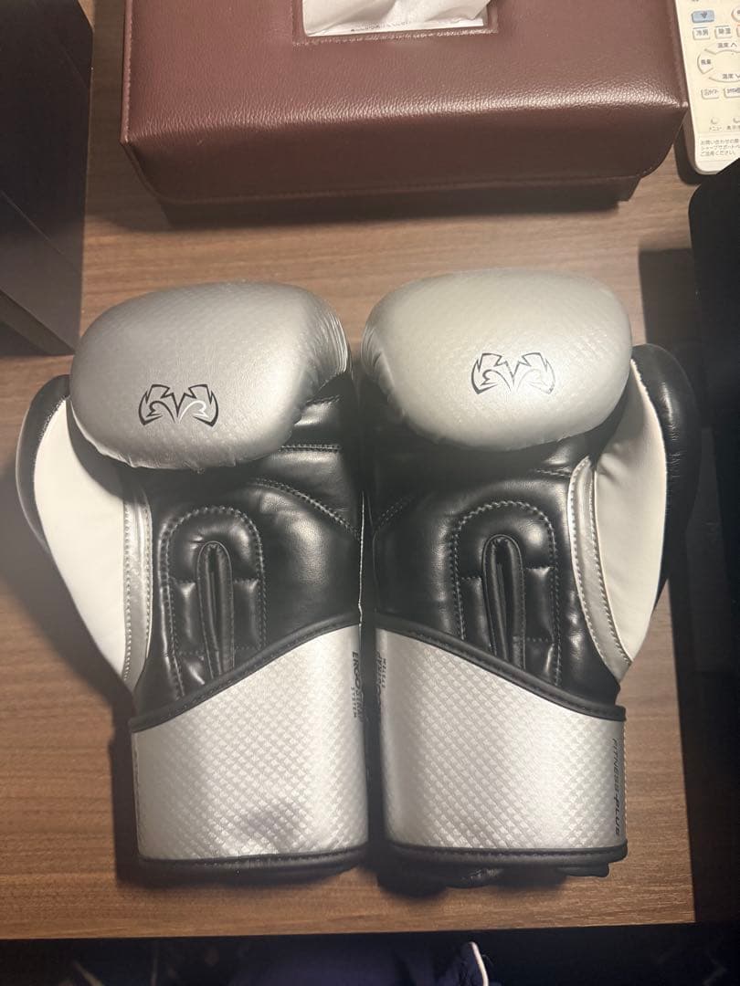 RIVAL RB7 ボクシンググローブ シルバー/ブラック