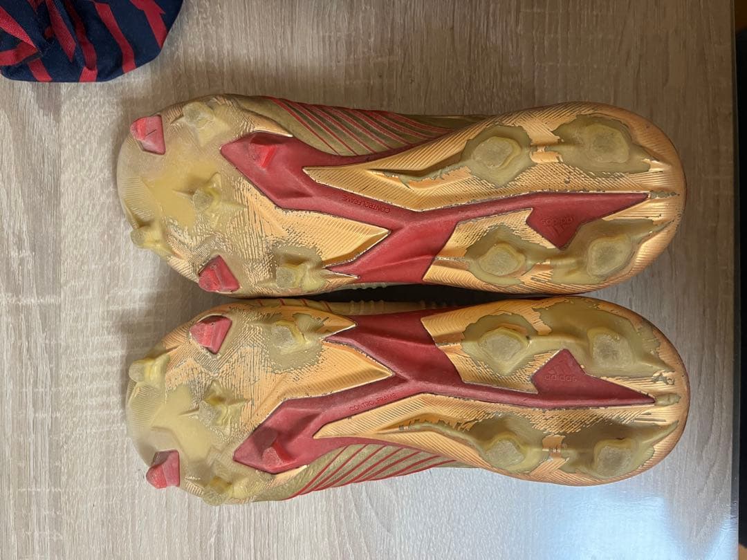 adidas サッカーシューズ スパイク ゴールド　プレデター　紐なし