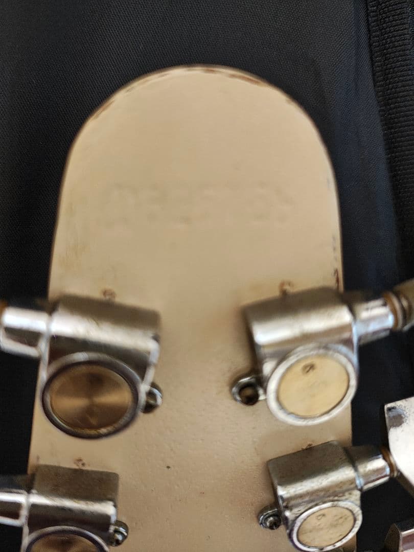 ジャパンビンテージ　フライングVエレキギター ベージュ　 ギターケース付